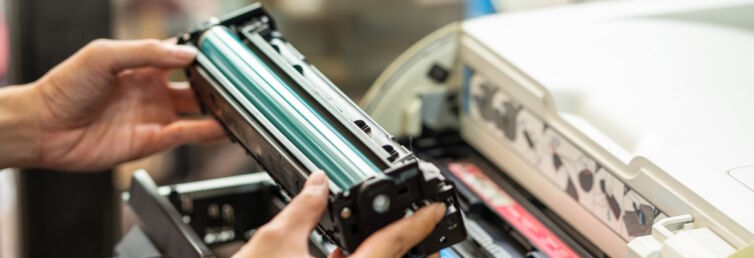 Die Funktionsweise von DRM bei Tonerkartuschen ist meistens so, dass der Chip in der Tonerkartusche mit dem Chip im Drucker kommuniziert.