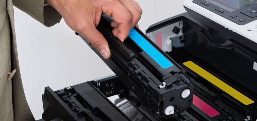 Unter der Bezeichnung Toner wird auf der einen Seite das feine, fließfähige Tonerpulver verstanden und auf der anderen Seite die vollständige Tonerkartusche.