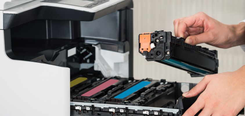 Ein Toner ist eine Art Pulver, das in einem Laserdrucker verwendet wird, um Texte und Bilder auf Papier zu drucken. Der Toner besteht aus einem Polymer und einem Farbpigment, die durch elektrostatische Aufladung auf das Papier übertragen werden.