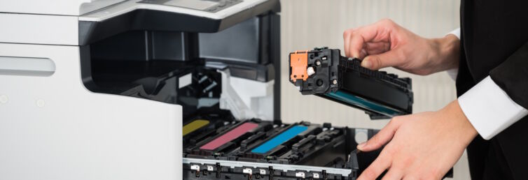 Ein Toner ist eine Art Pulver, das in einem Laserdrucker verwendet wird, um Texte und Bilder auf Papier zu drucken. Der Toner besteht aus einem Polymer und einem Farbpigment, die durch elektrostatische Aufladung auf das Papier übertragen werden.
