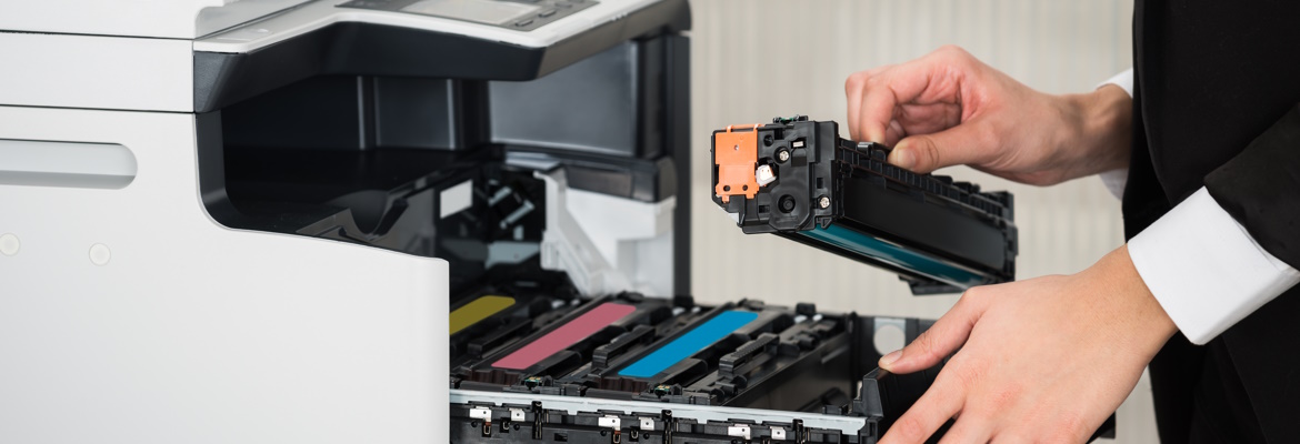 Ein Toner ist eine Art Pulver, das in einem Laserdrucker verwendet wird, um Texte und Bilder auf Papier zu drucken. Der Toner besteht aus einem Polymer und einem Farbpigment, die durch elektrostatische Aufladung auf das Papier übertragen werden.